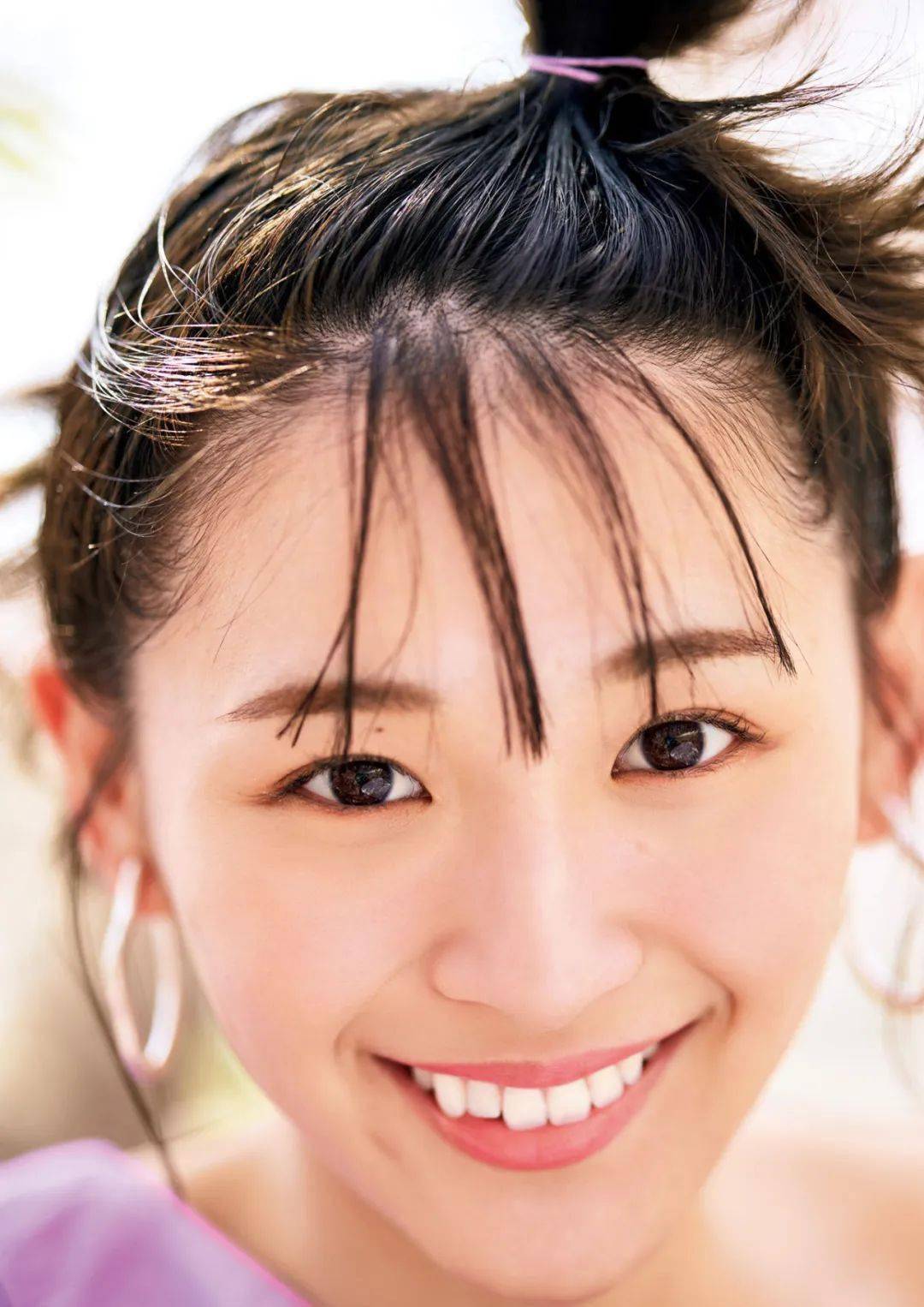 浅川莉奈最新写真，小巷风情与隐藏特色小店揭秘