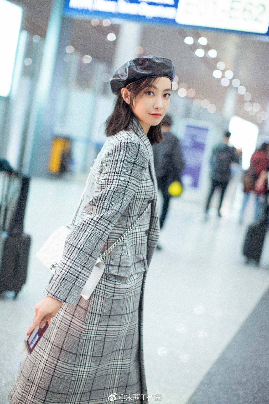 宋茜最新机场街拍2024，自然美景探索之旅的时尚风采展现