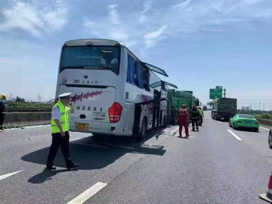 上海交通事故最新动态及其背后的力量，变化中的自信与成就感