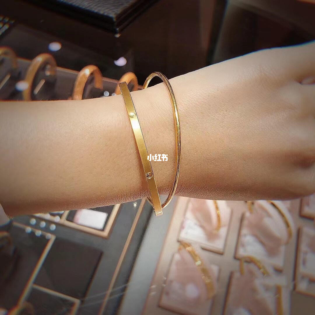黄金手镯最新款叠加,黄金手镯最新款叠加,一段关于友情与陪伴的温馨故事