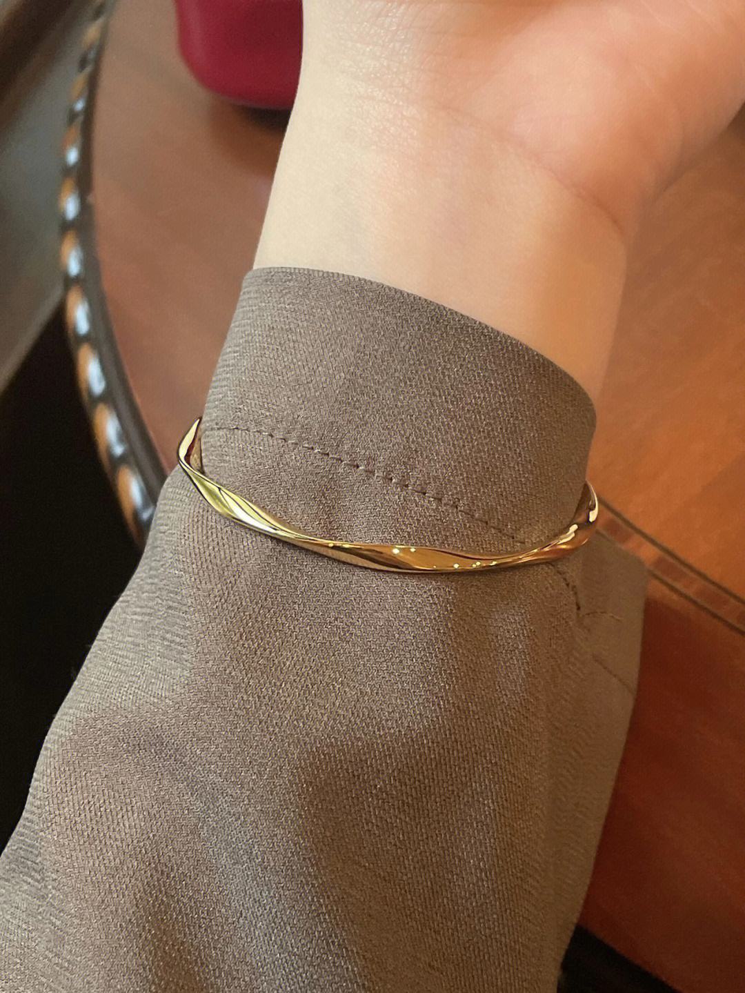 黄金手镯最新款叠加,黄金手镯最新款叠加,一段关于友情与陪伴的温馨故事