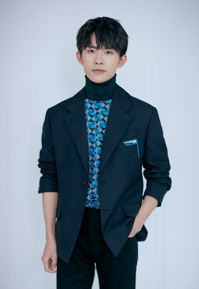 易烊千玺最新西装写真,爱与陪伴的日常小确幸之美