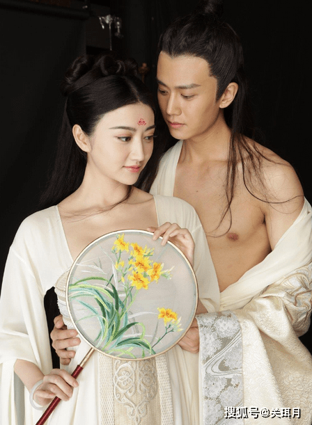 景甜与任嘉伦,励志故事的新动态,自信成就感的源泉