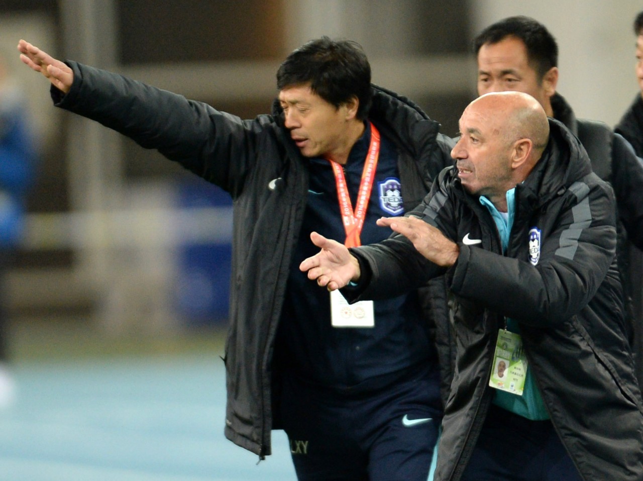 泰达亿利队新任教练及其温馨日常