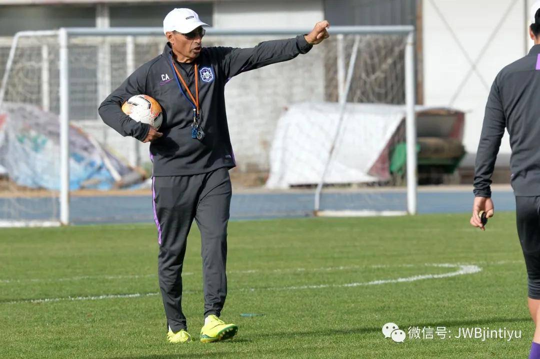 泰达亿利队新任教练及其温馨日常
